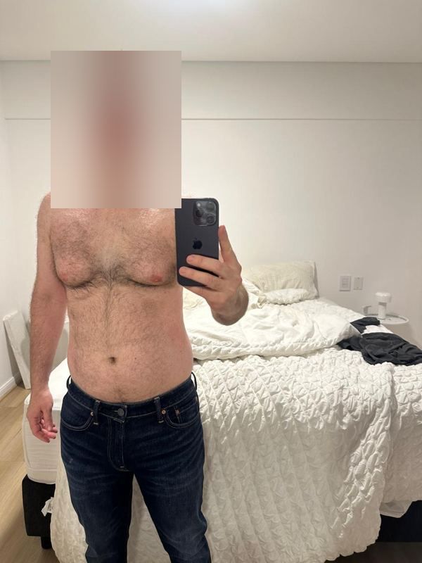 G. A. antes de empezar la asesoría con Jota (cara cubierta): foto inicial de su transformación física