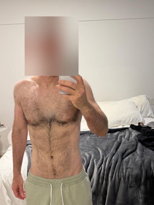 G. A. después la asesoría con Jota (cara cubierta): foto de resultado de su transformación física