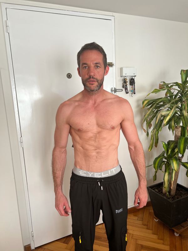 Tony Albiztur después la asesoría con Jota: foto de resultado de su transformación física